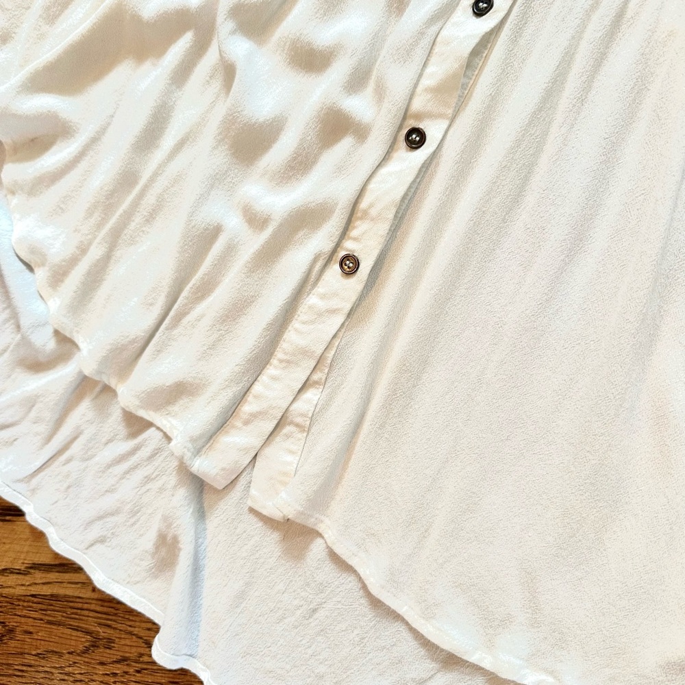 Anthro! Elegant White Button-Up Women's Top - Picture 4 of 5